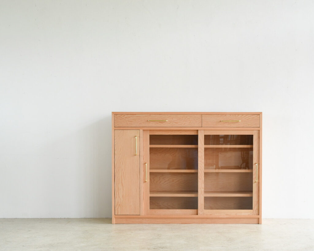 琉球松のカウンター食器棚の正面|沖縄のオーダー家具店Indigo